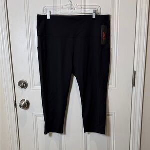 TGP The Gym People (never worn) Black Capri Leggings
